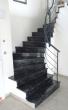 Escalier deux quarts tournants en marbre Noir Marquina